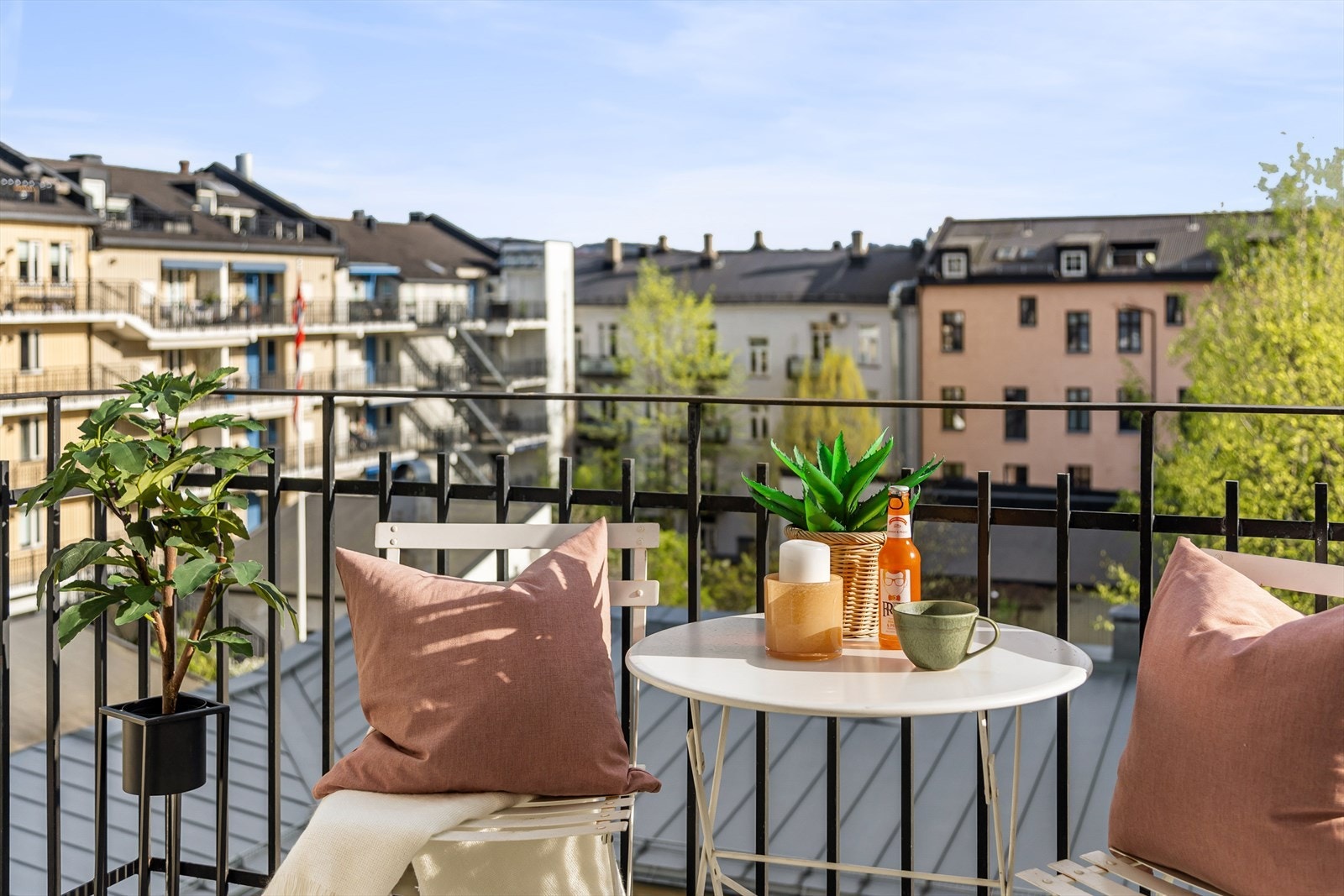 Balkongen vender mot rolig bakgård. Galleribilde