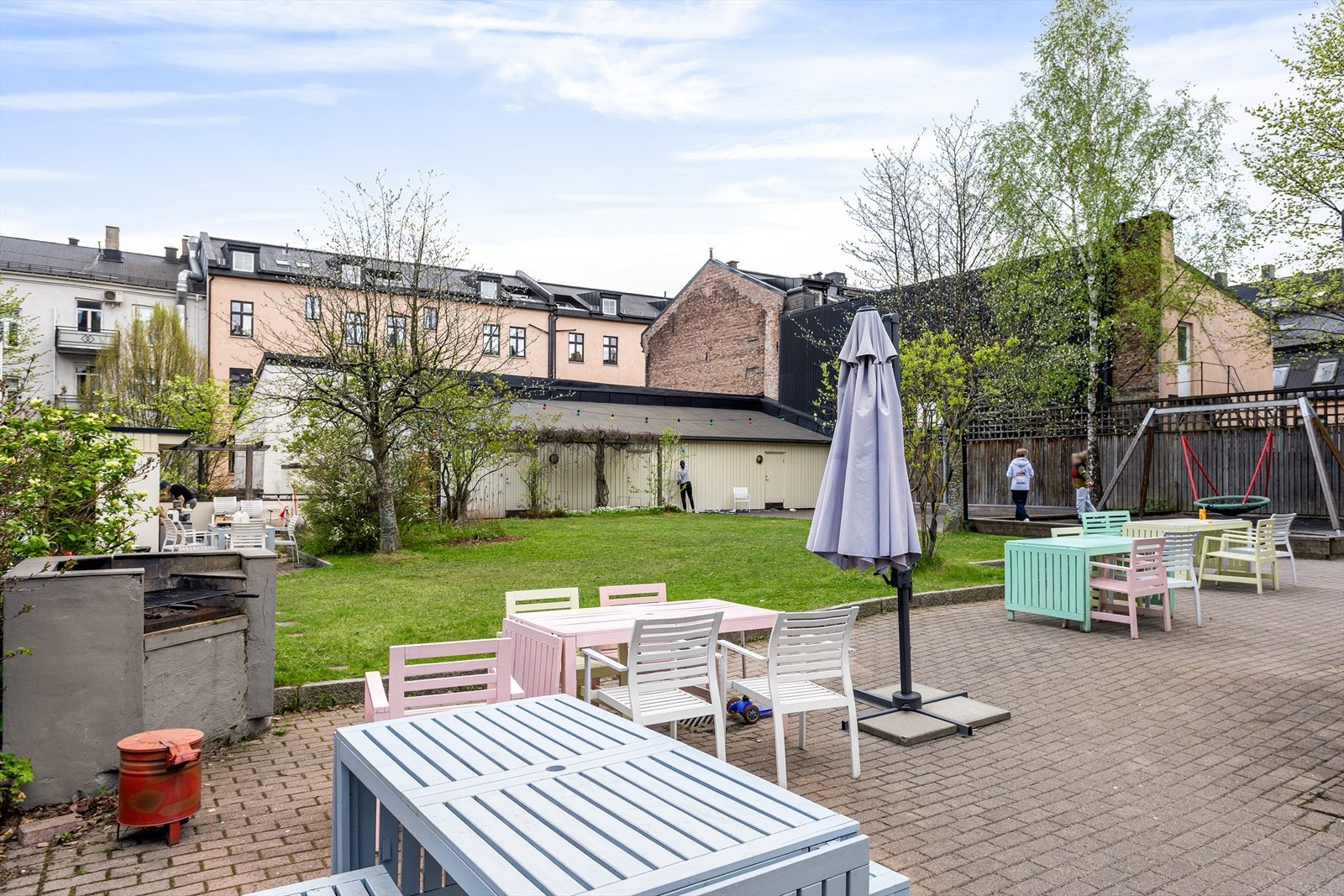 Sameiet disponerer et pent opparbeidet gårdsrom med heller og pen beplantning, samt sittegrupper og sykkelstativ til bruk for beboerne. Galleribilde