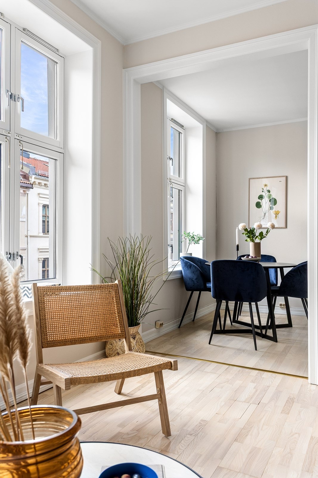 Stuen har en delvis åpen løsning mot kjøkkenet. Galleribilde