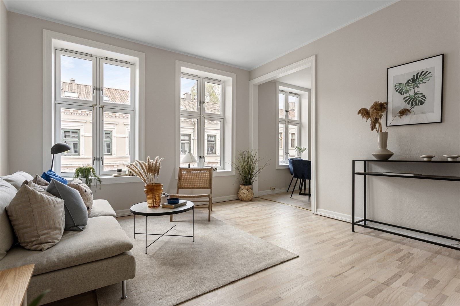 Store vindusflater som gir rikelig med luft og lys. Galleribilde