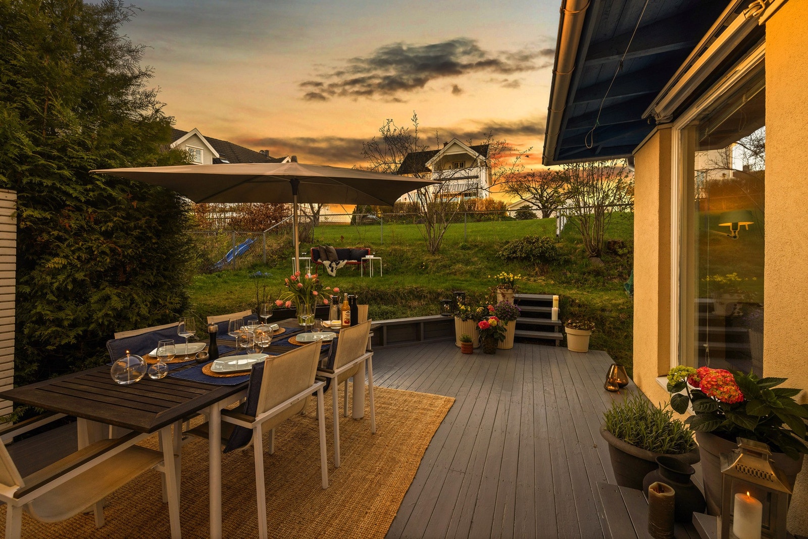 Terrassen er stor, og har plass til stort spisebord, grill og utesofaer. Det er dette du drømmer om, ikke sant? Galleribilde