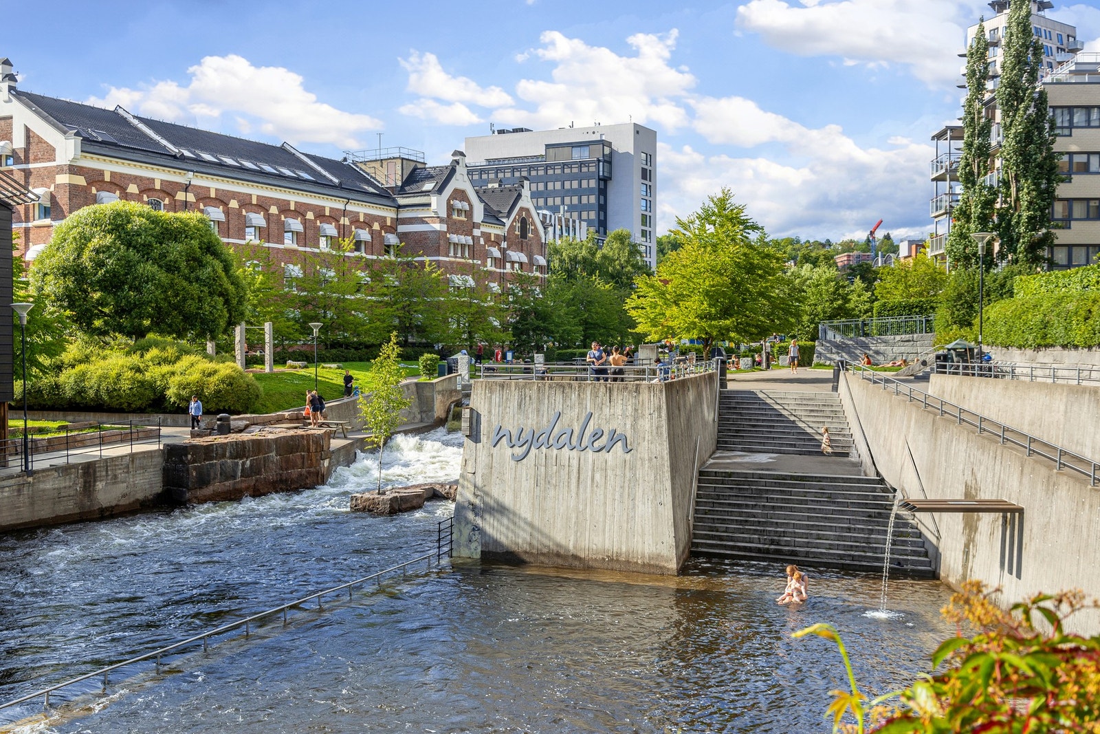"Kort vei til Nydalen, Storo. sportsentre, cafeer, restauranter, bibliotek. Liker at huset ligger "på midten", nært til både øst og vest og /eller by/natur. For oss har det vært idealt: en av oss søker alltid til by, den andre alltid til natur og ro.
Du Galleribilde