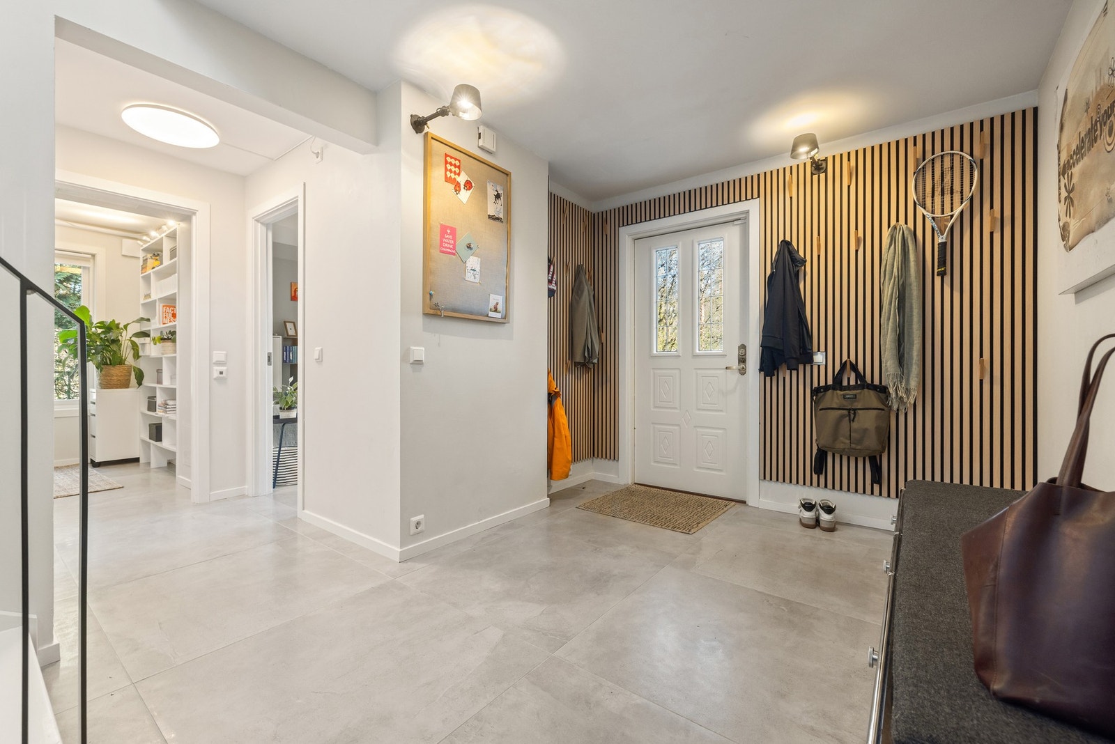 Dette er ikke bare et romslig inngangsparti; det kan også gjøre nytte når minstemann har venner på besøk. For eksempel som arena for air hockey eller bordtennis - det er til og med plass til tilskuere på benken! Galleribilde
