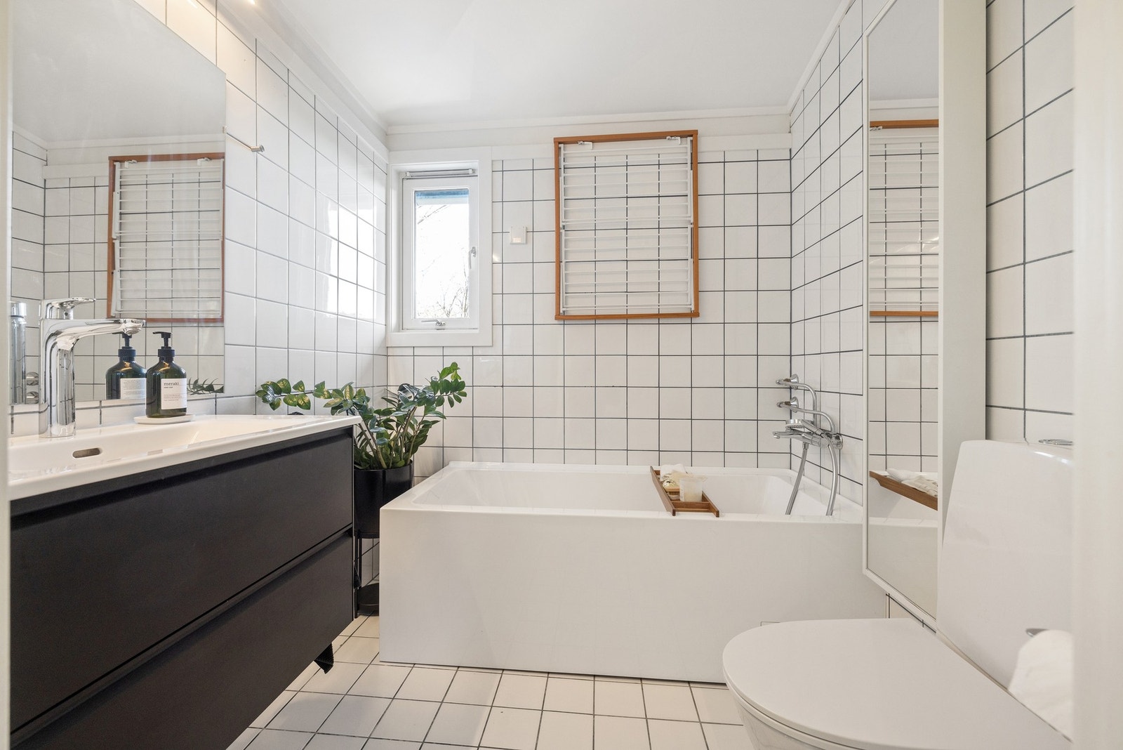 Badet er fra byggeår. Toalett, badekar, servant og skap ble byttet ut i 2022, da eierne fikk renovert badet nede. Også her er det varme i gulv. Galleribilde