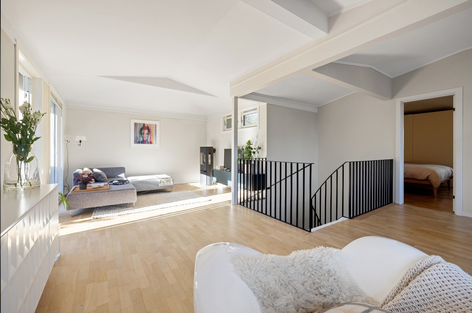 Vinduene i huset er smart plassert. Dette får vi ikke vist på ett bilde, men totalen får du oppleve til visning. Galleribilde
