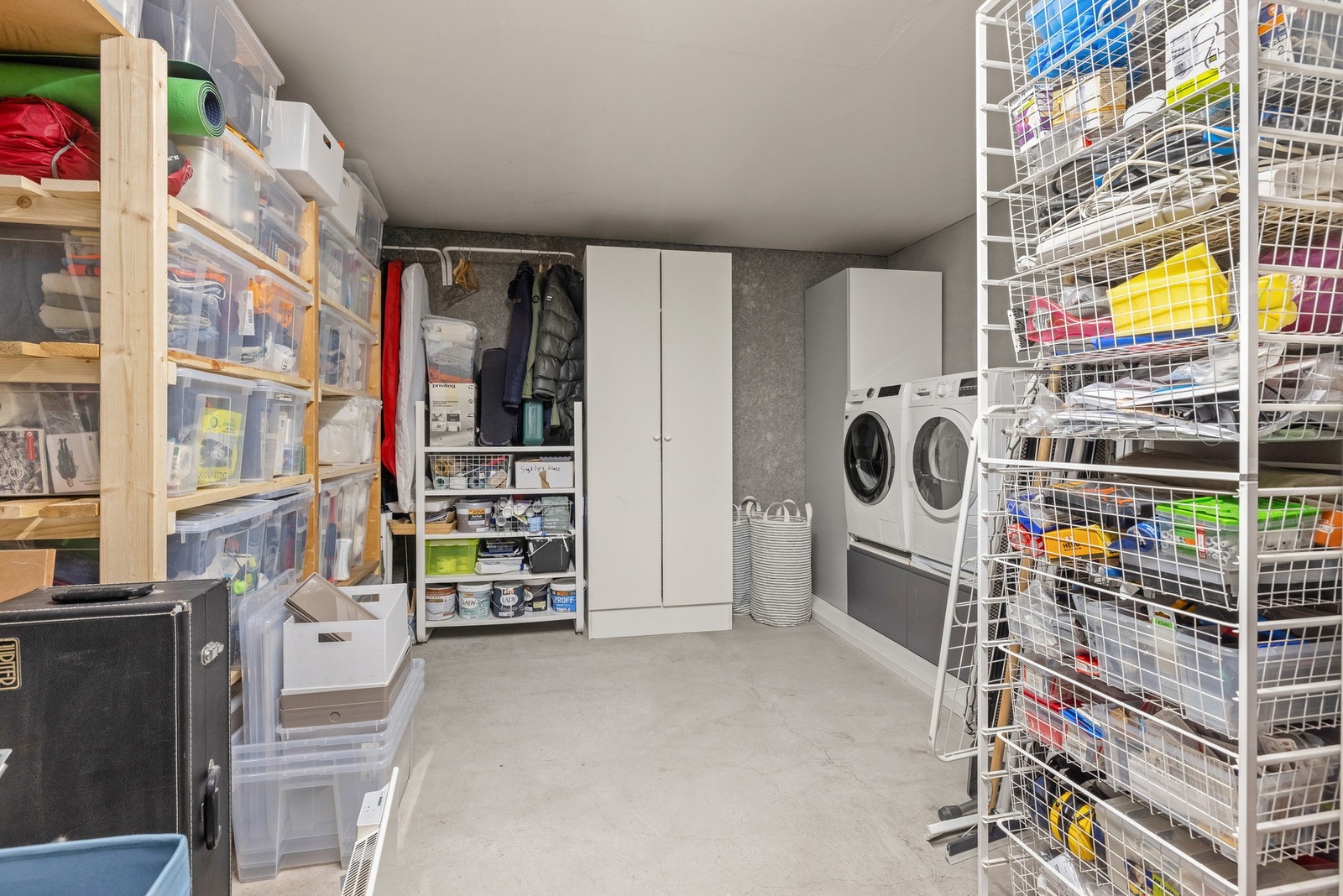 Selgerne har innredet garasjen med solide oppbevaringsløsninger. Galleribilde