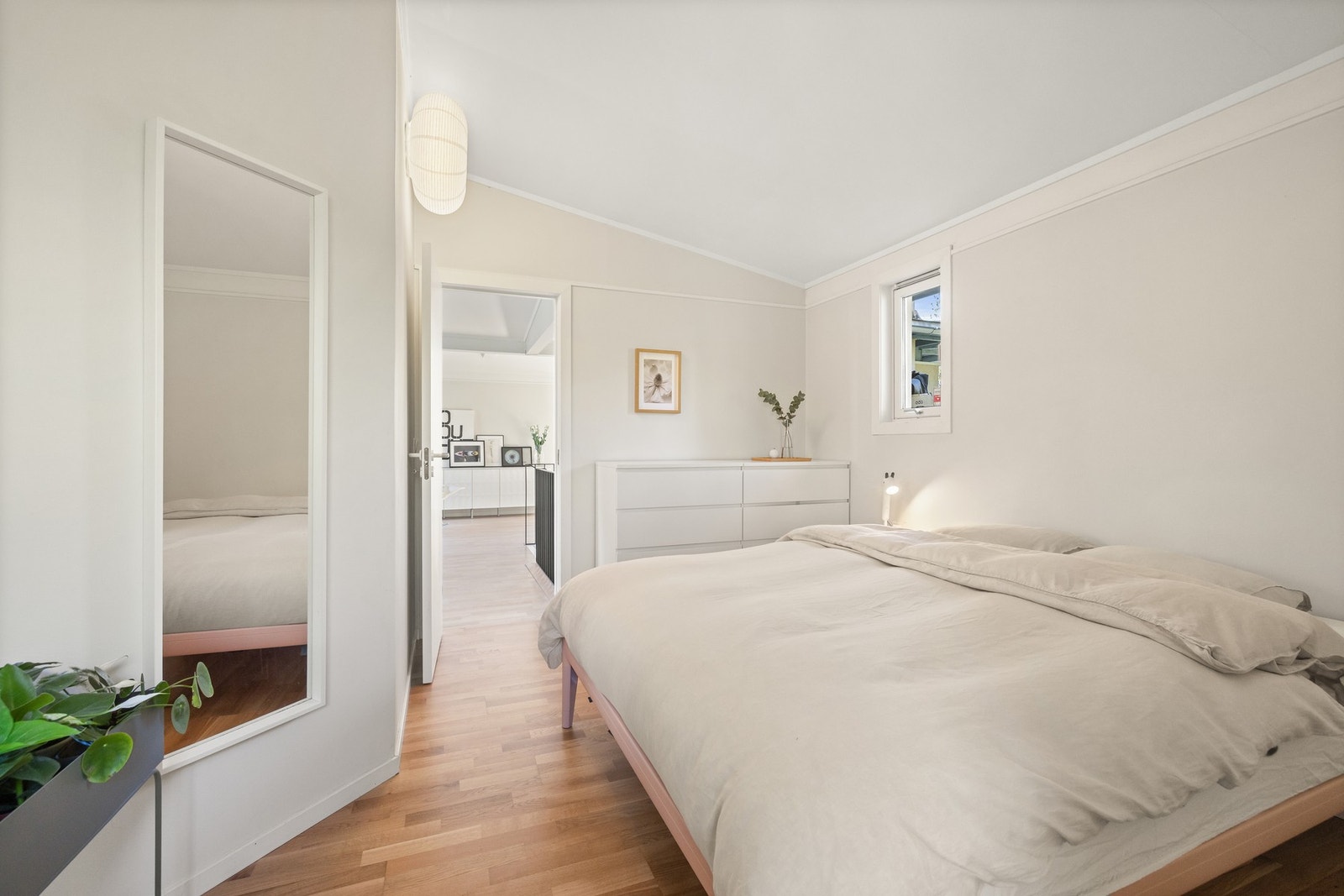 Dette er kanskje det beste stedet i huset å nyte morgenkaffen på! Man får inn mykt lys fra fire sider. Galleribilde