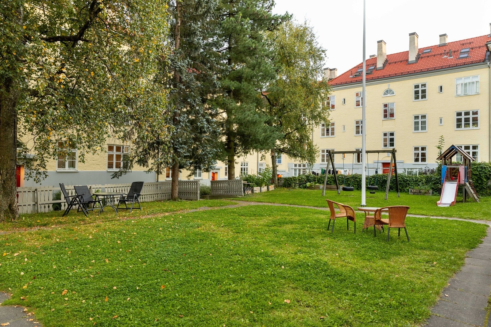 Her finner man en flott bakgård - hvor både solforhold, utnyttelse og beplantningen er helt upåklagelig. Galleribilde