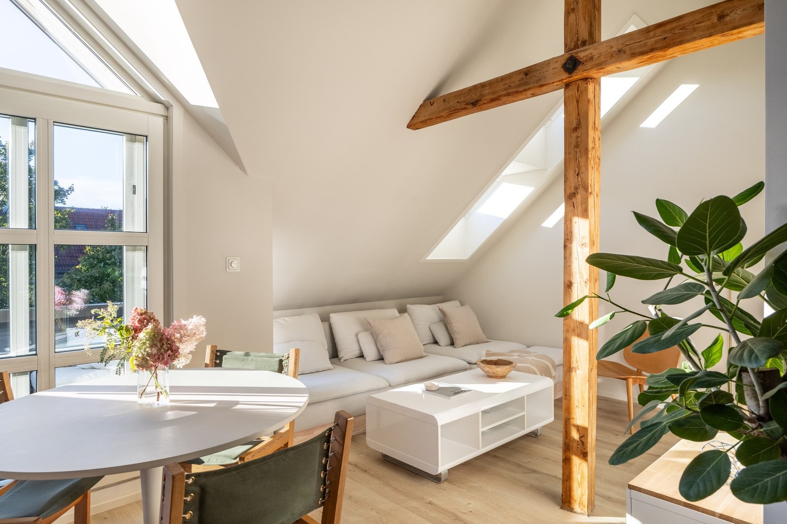 Innbydende stue med en god planløsning som gjør at man kan innrede med ønsket møblement. Galleribilde
