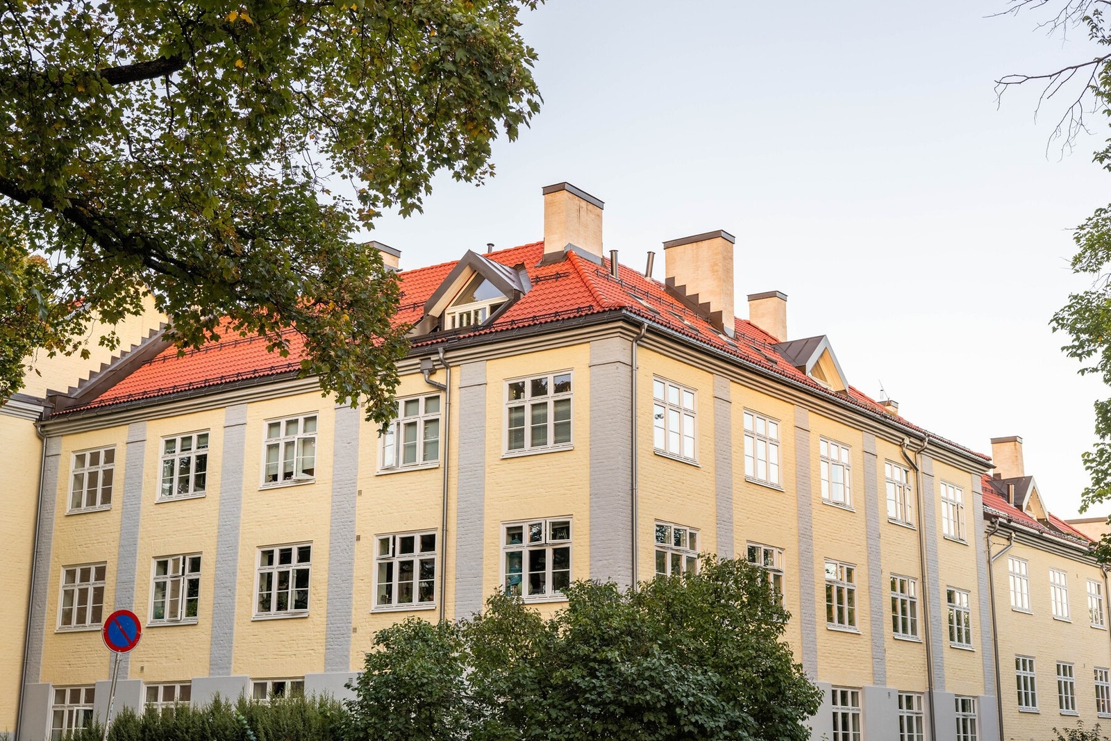 Leiligheten ligger i idylliske Englegården på Torshov, et populært og veldrevet sameie. Galleribilde