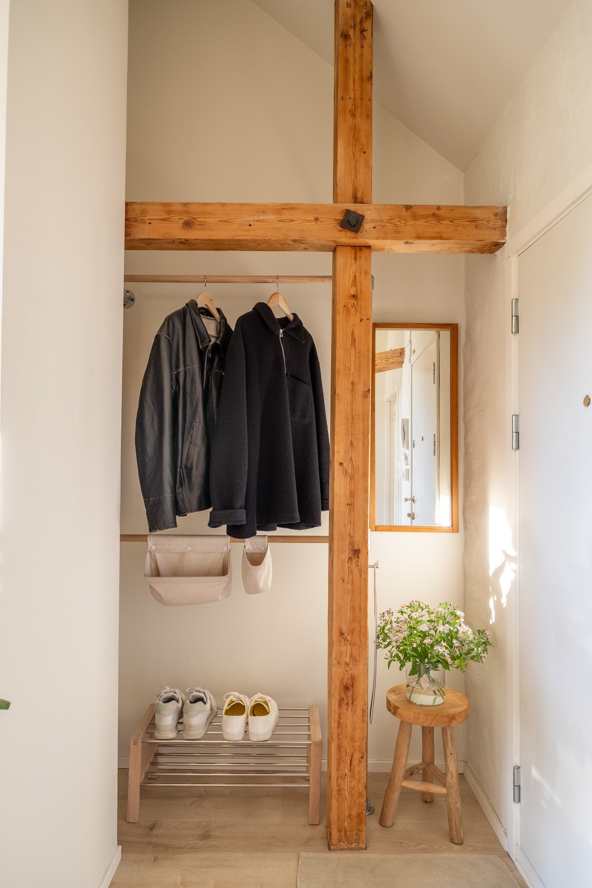 Innbydende entré med plass til klesoppheng. Galleribilde