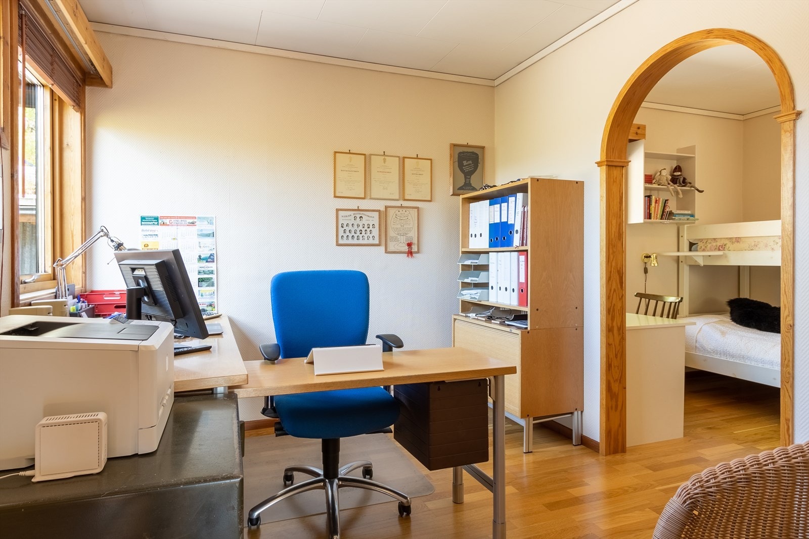 Det femte soverommet er brukt som kontor. Åpning mellom rommene kan lett lukkes slik at rommene blir adskilt. Galleribilde