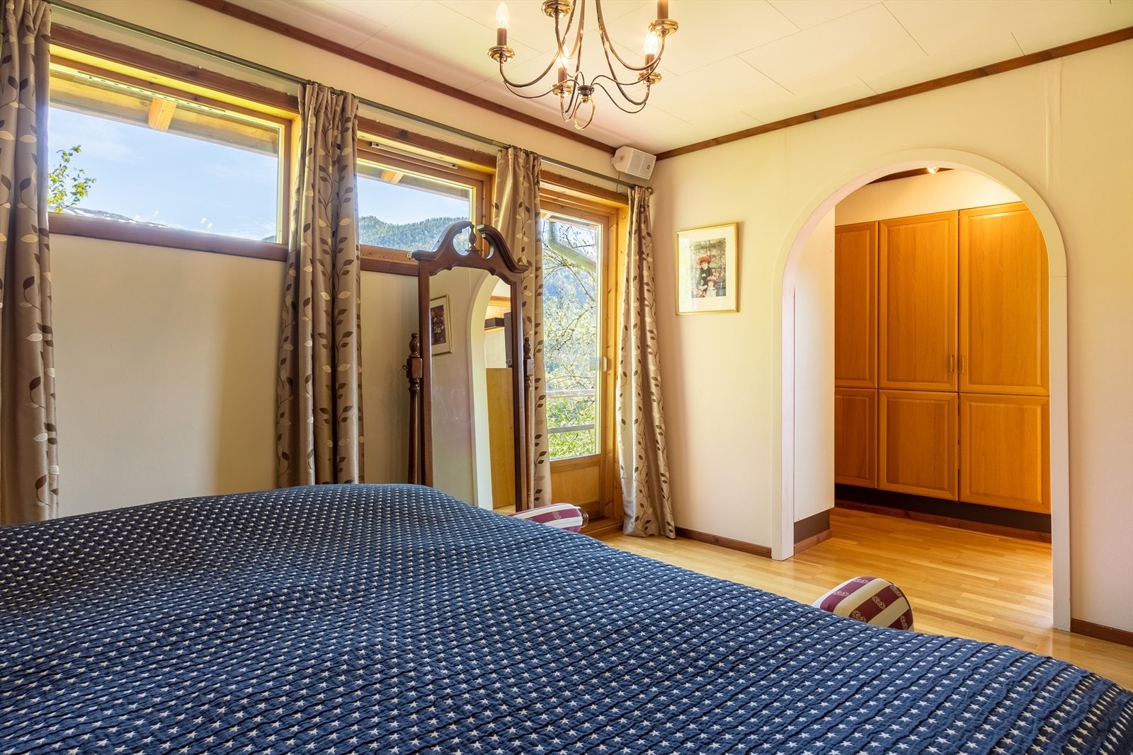 Fra hovedsoverom er det adkomst til altan og walk-in garderobe. Galleribilde