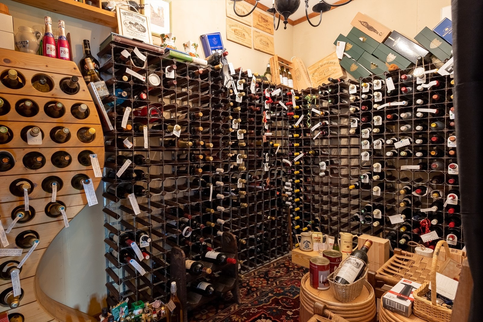 Det er flere oppbevaringsrom i boligen. Det ene er brukt som vinrom. Galleribilde