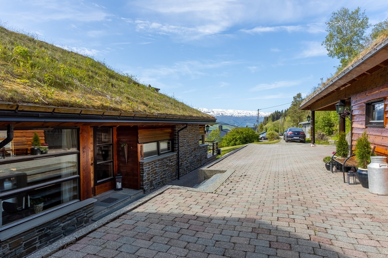 Opparbeidet innkjørsel med varmekabler i grunn. Galleribilde