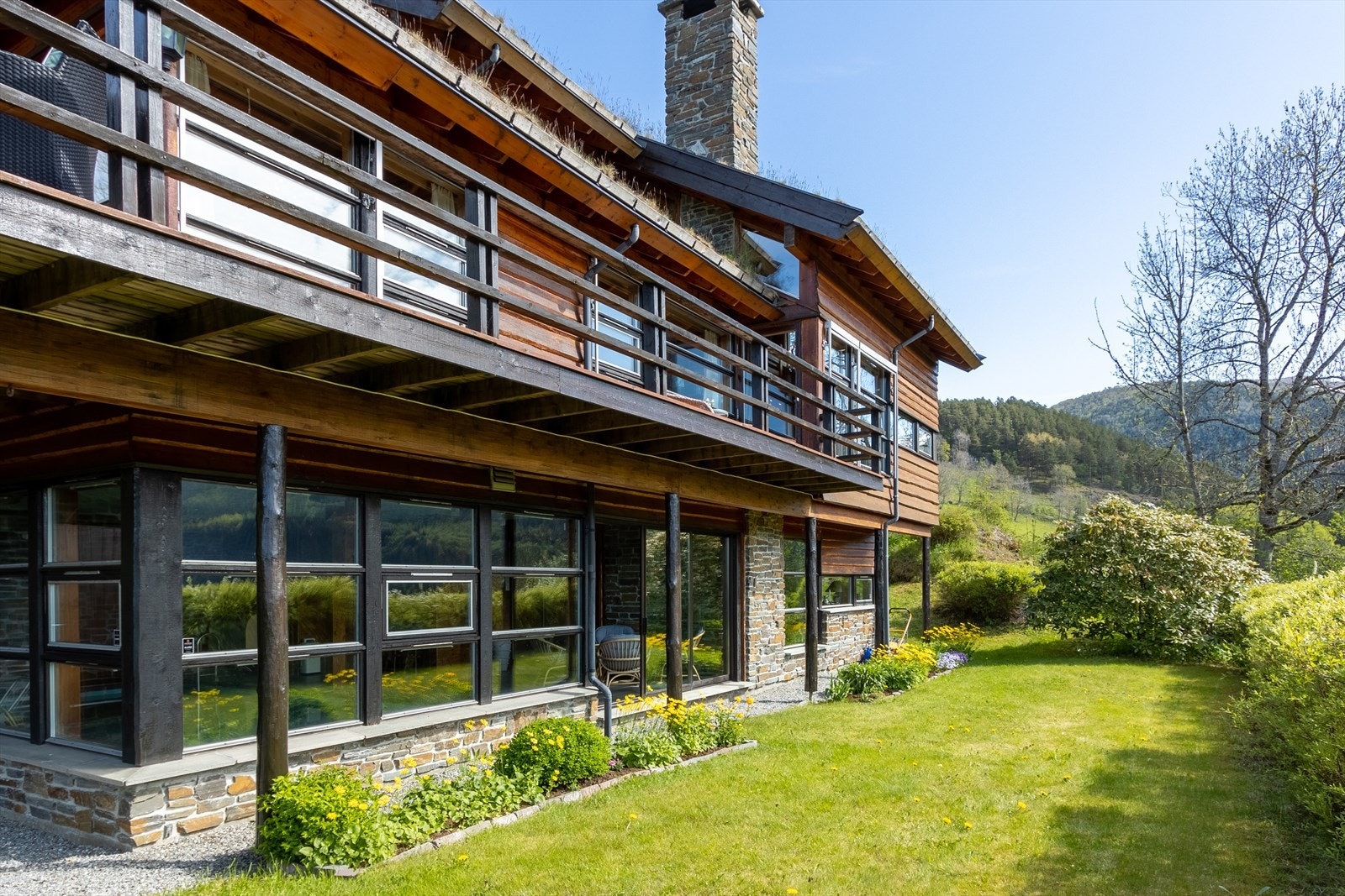 Skjermet og fin hage med utgang fra bassengområde. Galleribilde