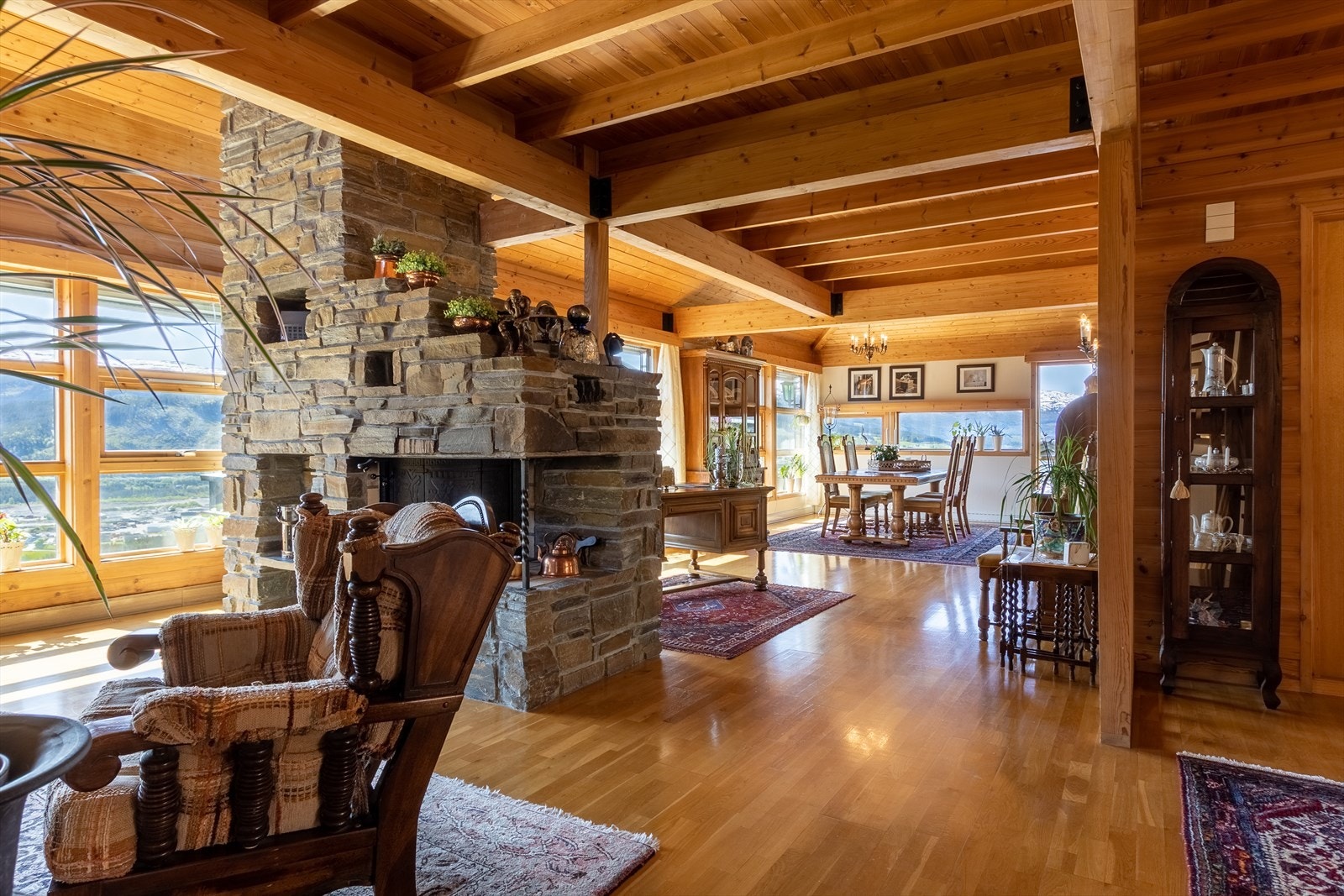 Romslig stue med peis sentralt plassert. Galleribilde