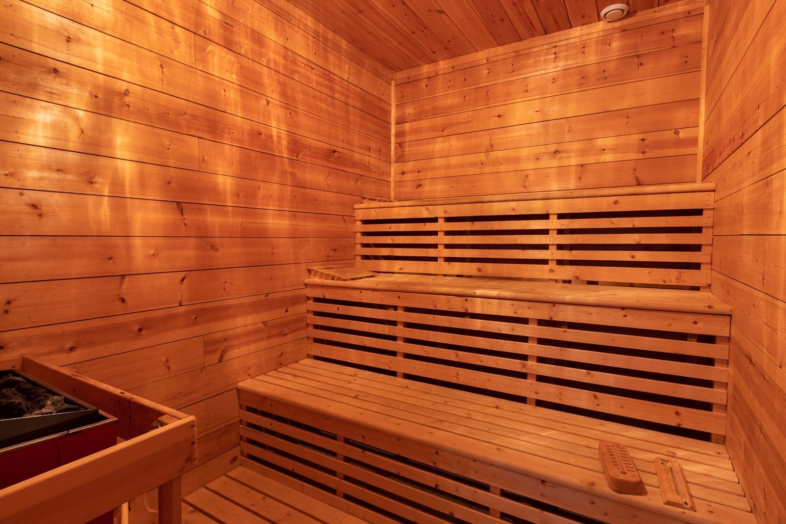 Badstue i tilknytning til bad ved basseng. Galleribilde