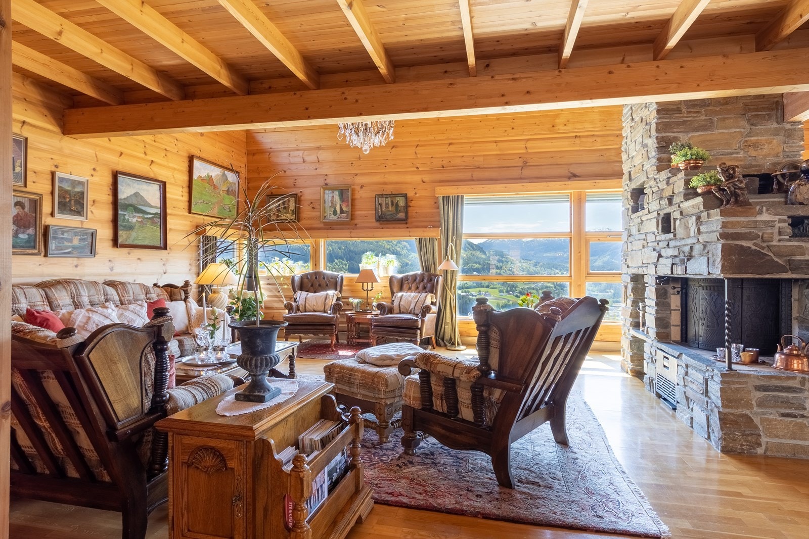 Boligen har en høy og fri beliggenhet som gir flott utsikt! Galleribilde