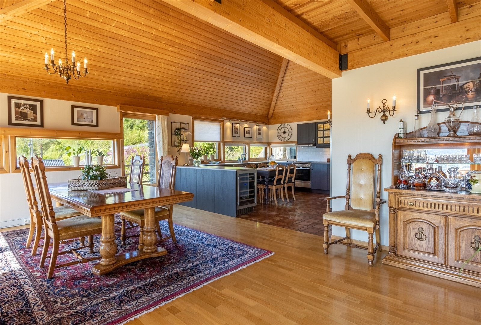 Kjøkkenet har en naturlig plassering i forhold til spisestuen. Galleribilde