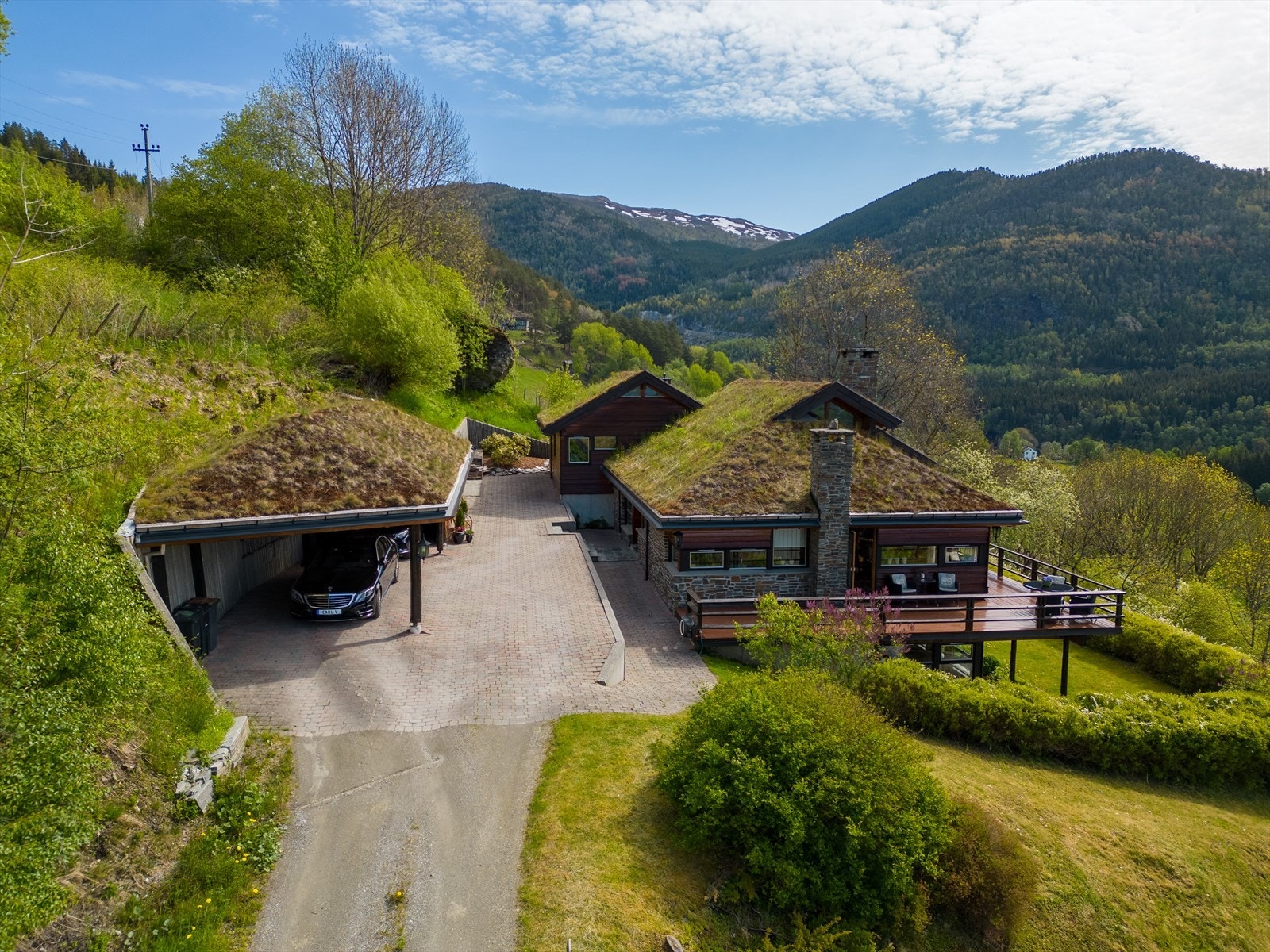 Arkitekttegnet enebolig i enden av blindvei. Galleribilde