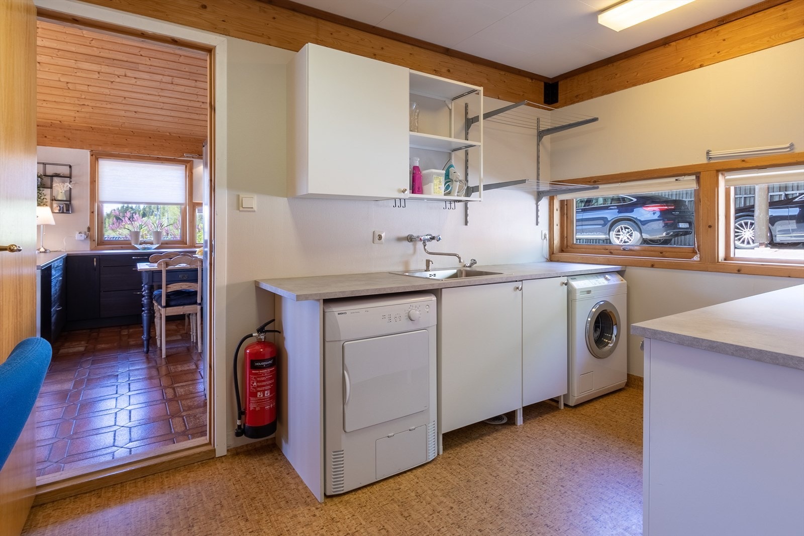 Vaskerommet er plassert mellom kjøkken og gang Galleribilde