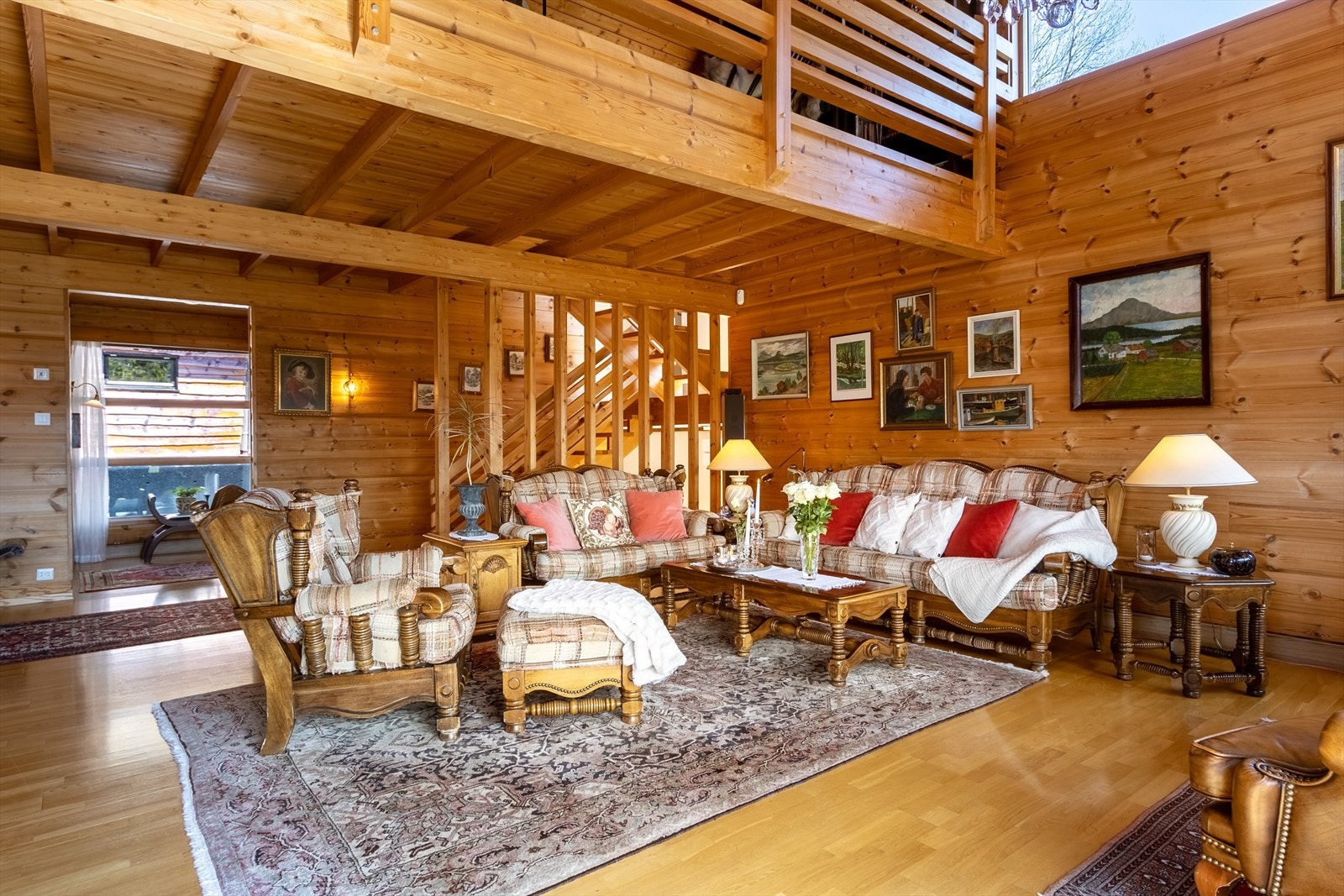 Stuen har gode muligheter for å innrede med flere soner. Galleribilde