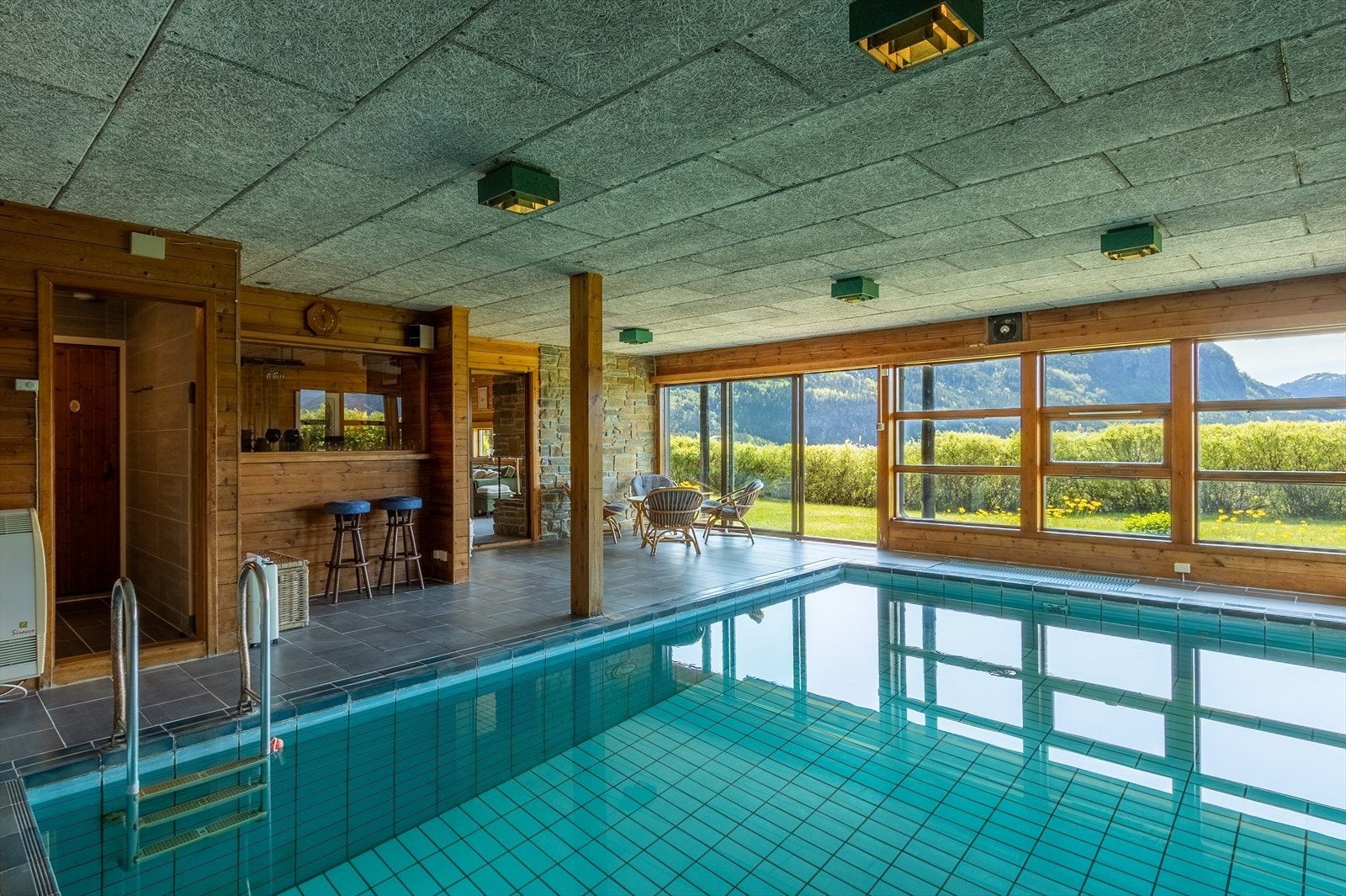 Bassenget er oppvarmet og kan brukes året rundt. Galleribilde