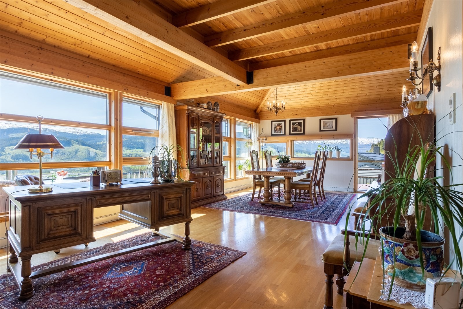 I vestre del av stuen har du god plass til å innrede med stort spisebord med plass til hele storfamilien Galleribilde