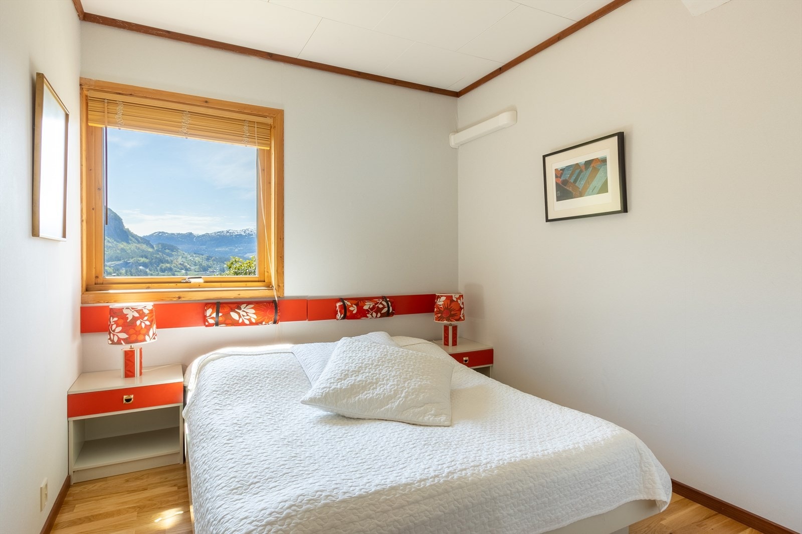 Det første av to soverom på hovedplanet. Galleribilde