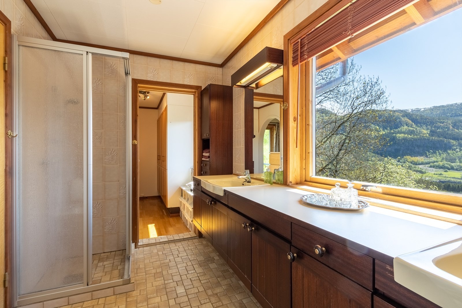 I tilknytning til walk-in garderobe er det et romslig baderom. Galleribilde