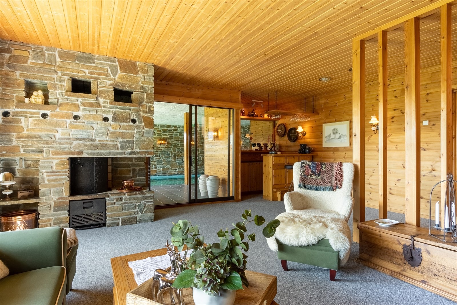 Det er en romslig kjellerstue innredet med sittegruppe, bar og peis. Galleribilde