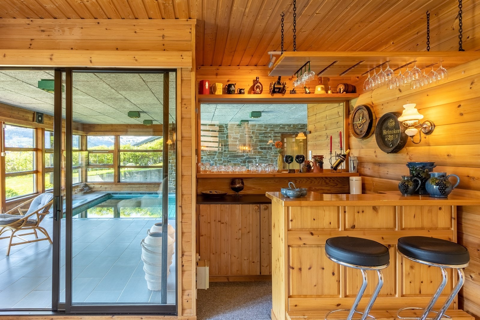 Baren har sin naturlige plassering mellom kjellerstuen og bassenget. Galleribilde