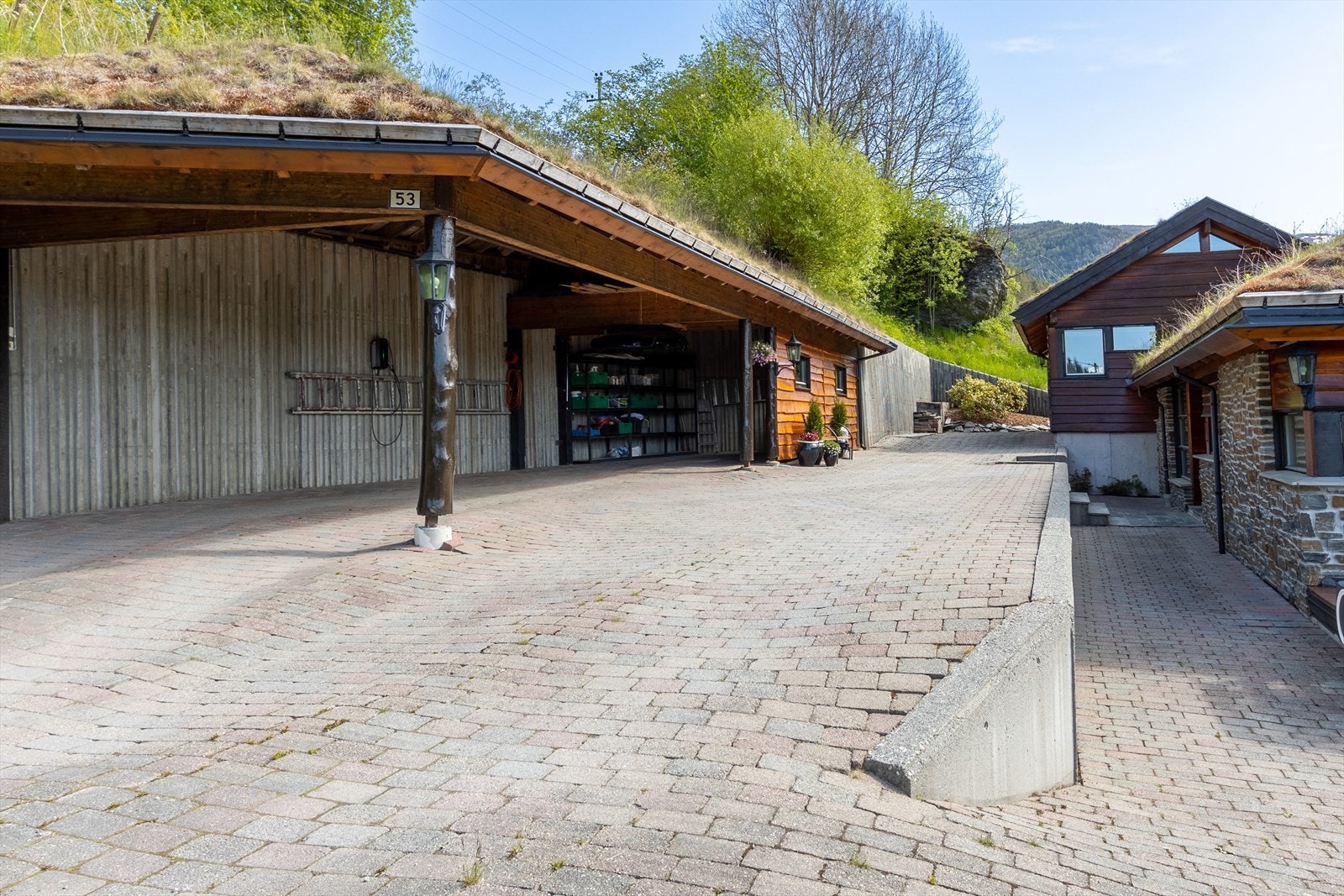 Carport og biloppstillingsplass med plass til flere biler. Galleribilde