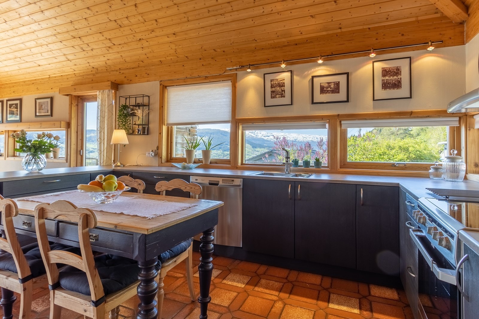 Mye naturlig lysinnslipp på kjøkken. Galleribilde