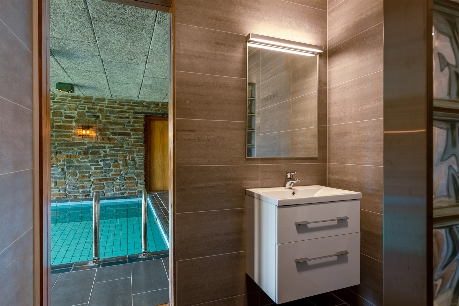 Badet i tilknytning til bassengområdet ble oppusset i 2017. Galleribilde