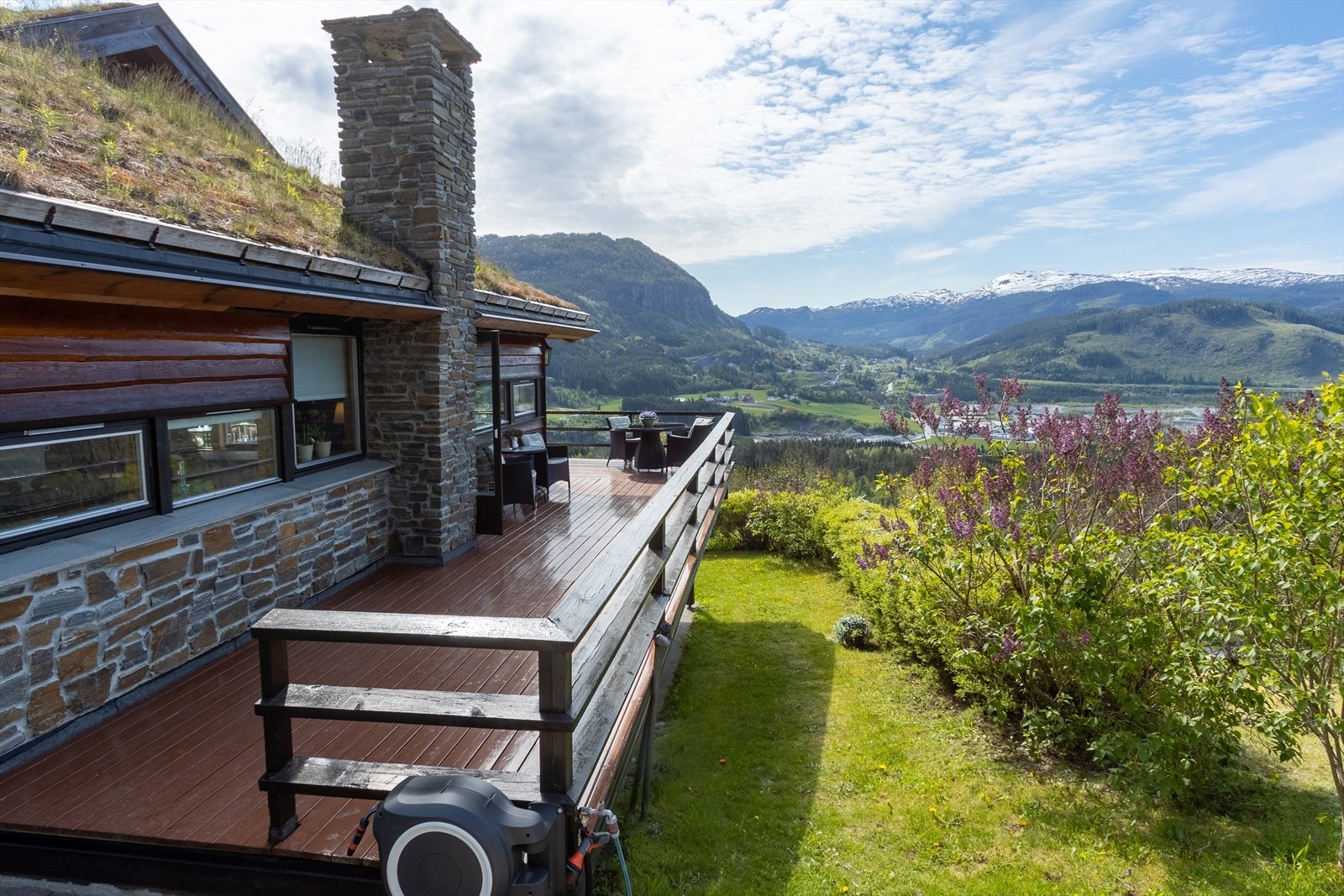 Fra spisestuen er det utgang til vestvendt altan som omkranser boligen. Galleribilde