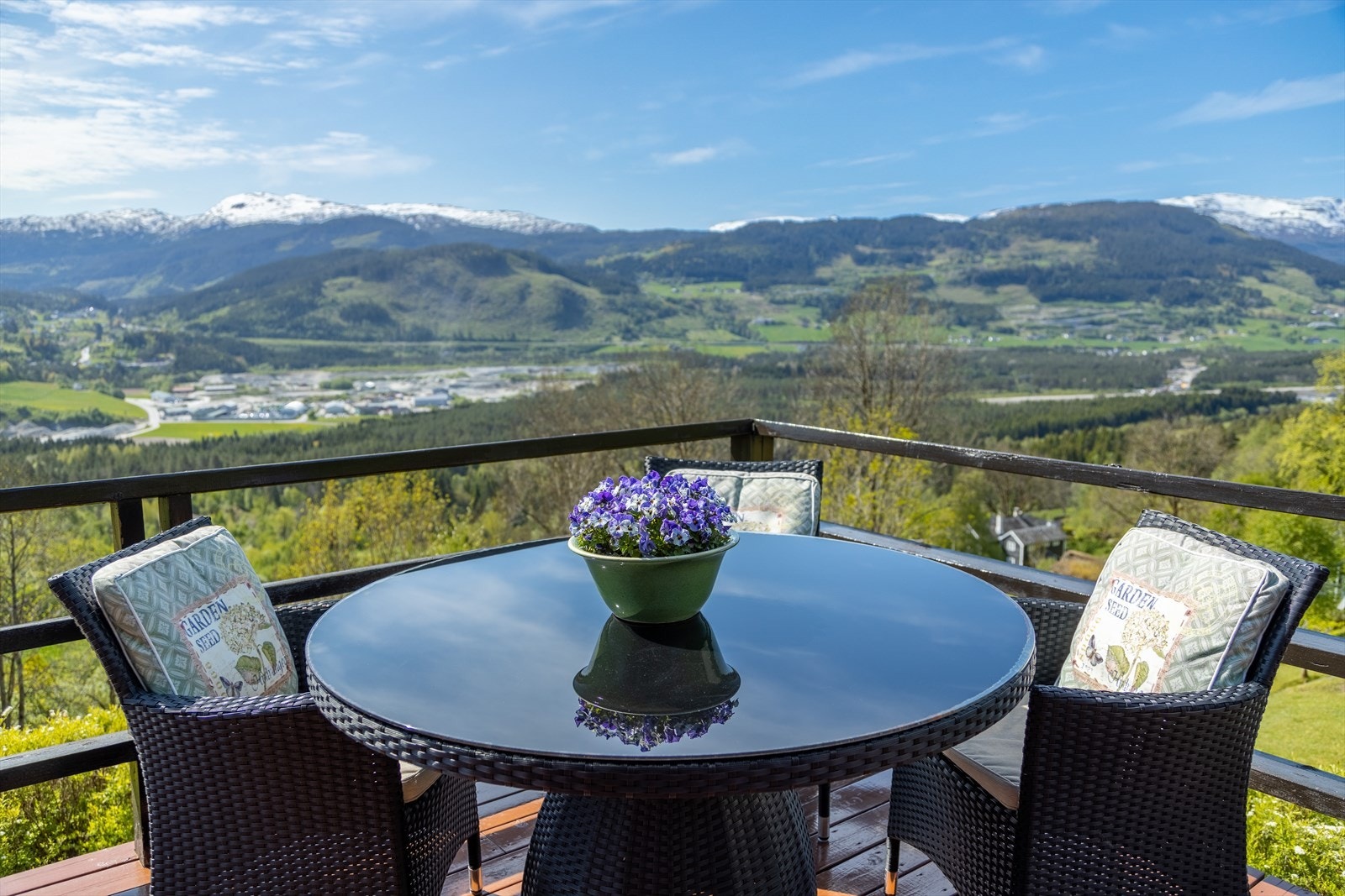 Det er flott utsikt og gode solforhold på altanen. Galleribilde