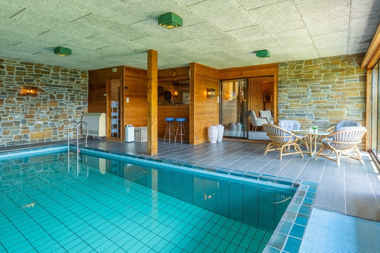 Bassengområde. Galleribilde