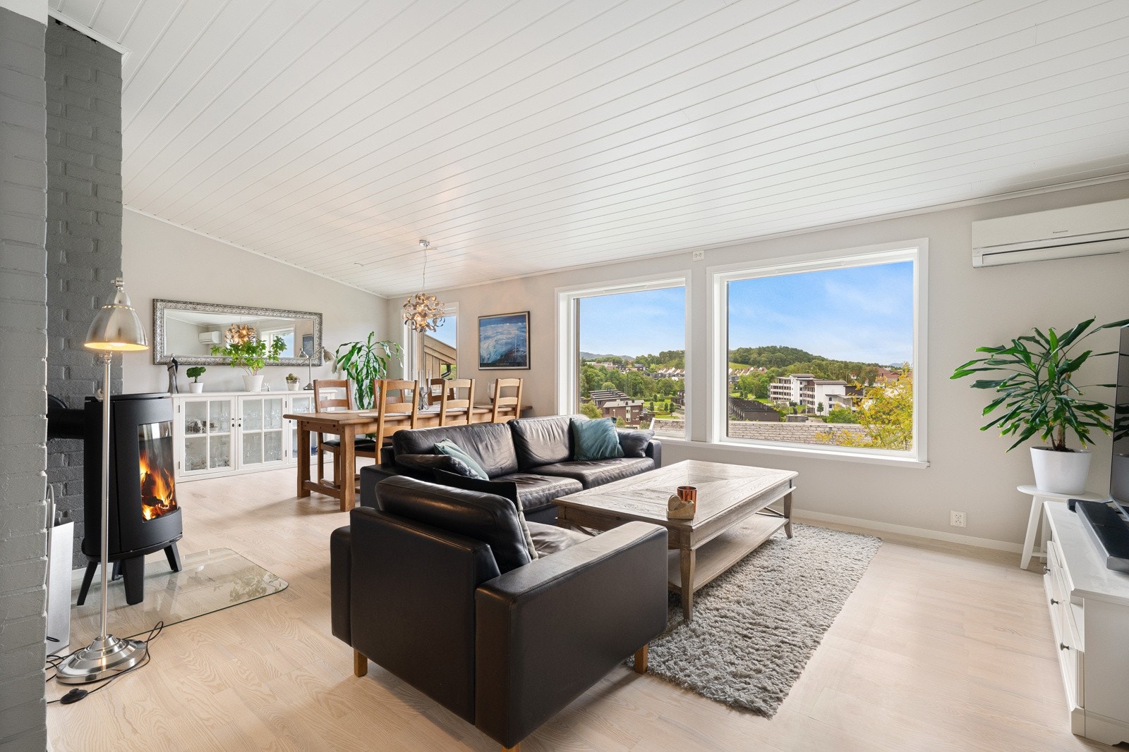 Boligen har stue og kjøkken i første etasje, på øverste plan, i en delvis åpen løsning. Galleribilde