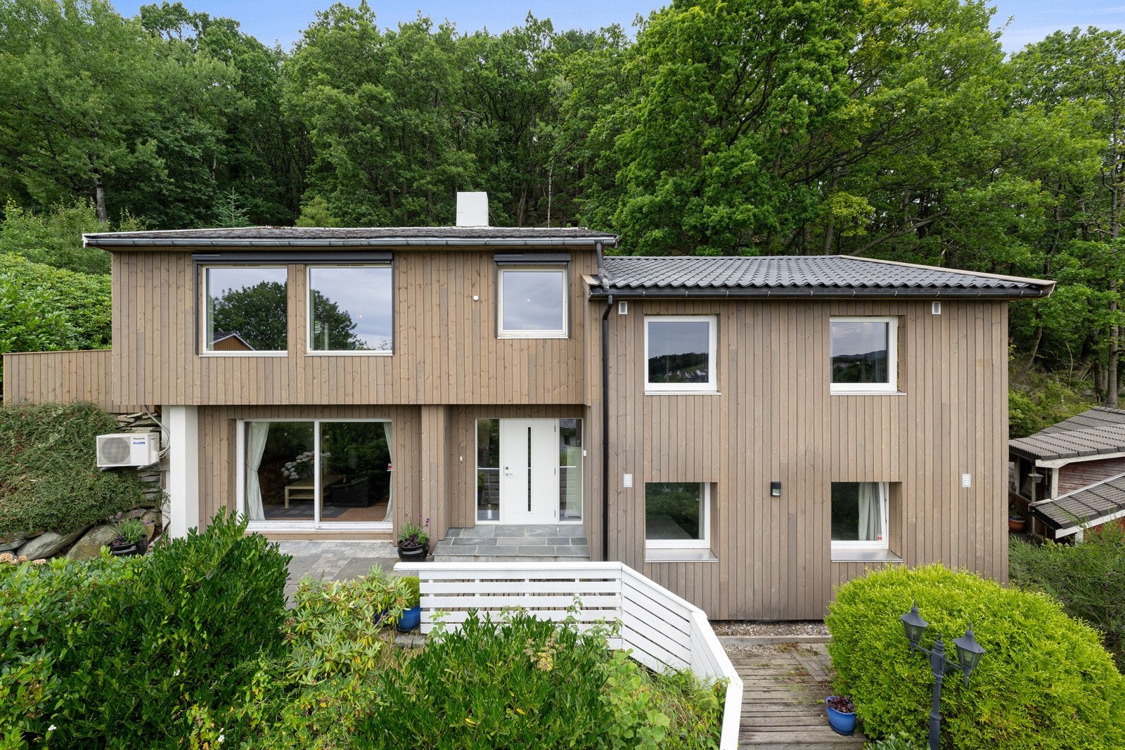 Renovert enebolig i enden av blindvei med flott utsikt, garasje og fine uteområder. Grenser til grøntområde Galleribilde
