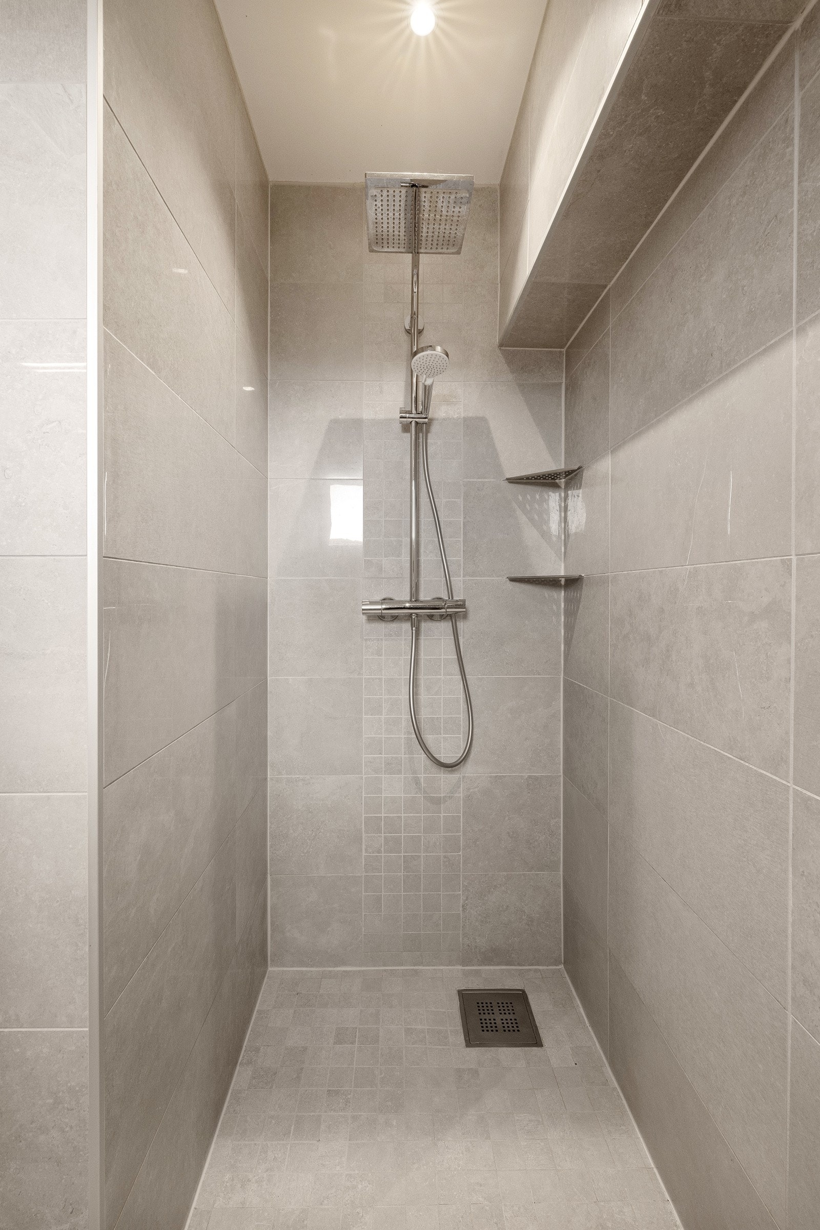 Badet i underetasjen er fra 2018 og har store, delikate fliser på gulv og vegger. Galleribilde