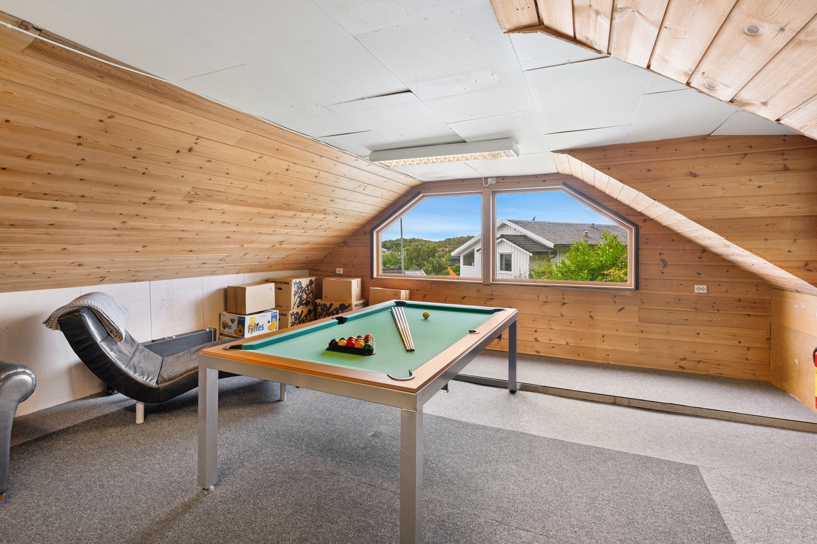 Garasjeloftet er innredet med en koselig stue/ungdomsrom. Galleribilde