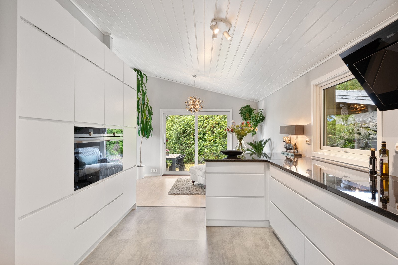 Kjøkkenet har stilren kvalitetsinnredning fra Kvik, fra 2017, med barløsning og sitteplasser. Galleribilde