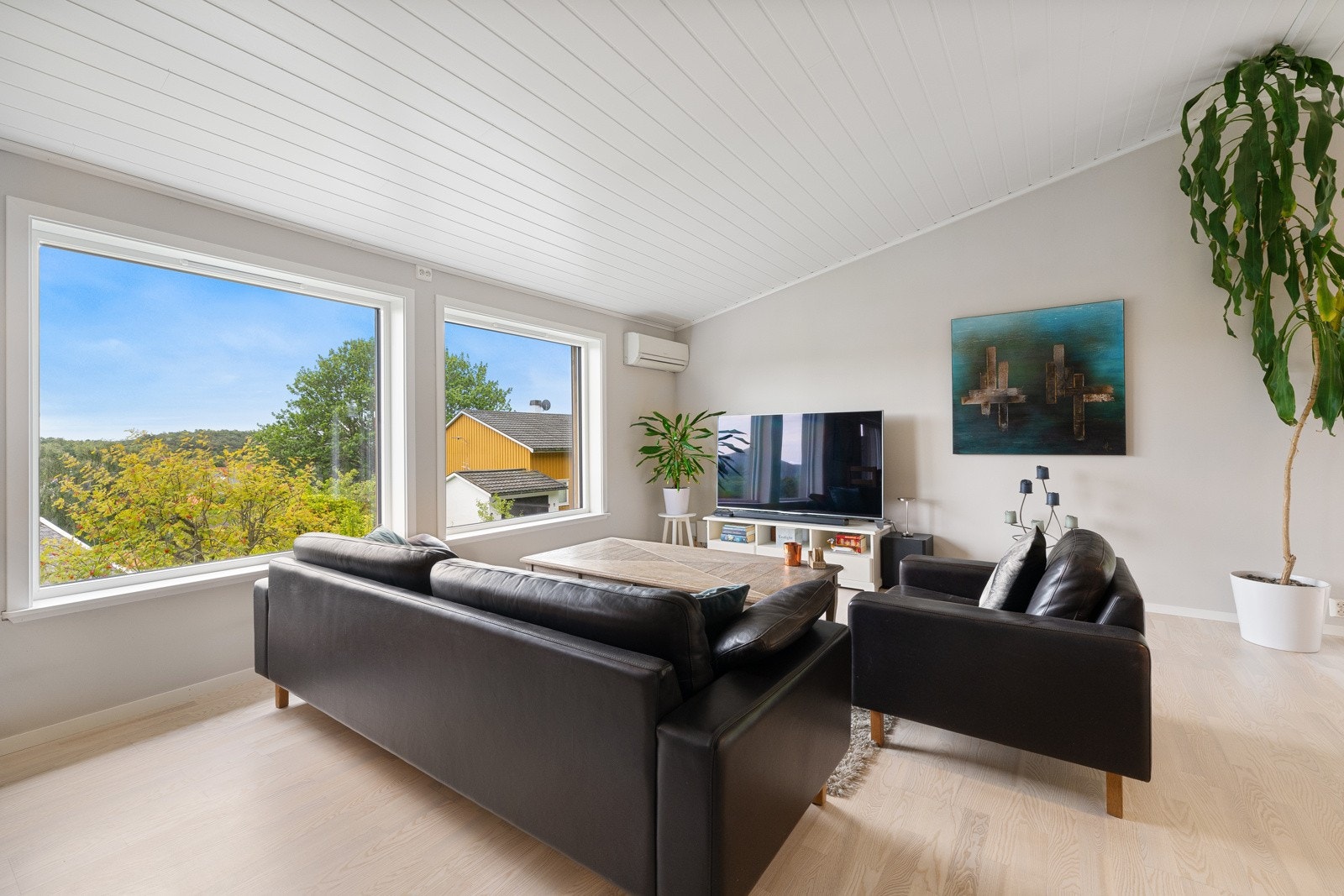 Det ble også montert ny, utvendig solskjerming. Innvendig er både kjøkken og det ene badet av nyere dato, det er montert varmepumpe, flere overflater er skiftet/pusset opp m.m. Galleribilde