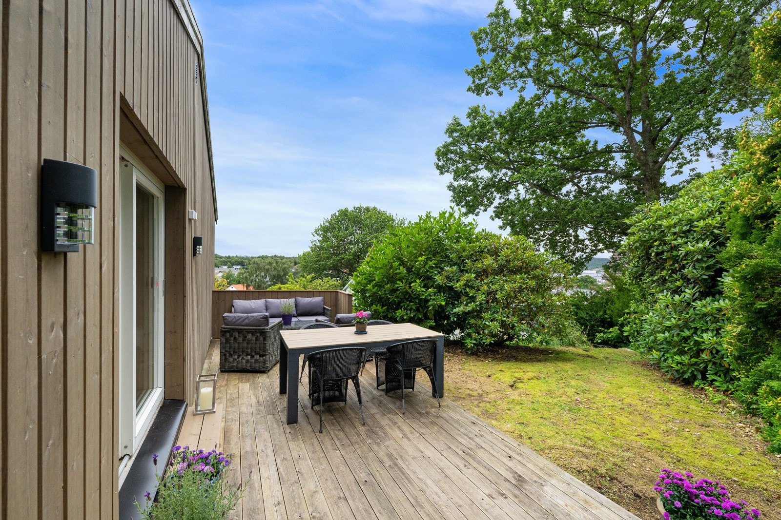 Tomten er på 886,3 kvm og er blant annet opparbeidet med flotte uteplasser på flere nivåer. Galleribilde