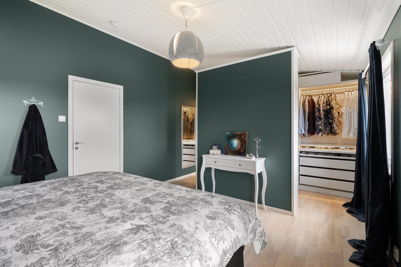 Rommet i første etasje er hovedsoverommet og er pusset opp i nyere tid. Galleribilde