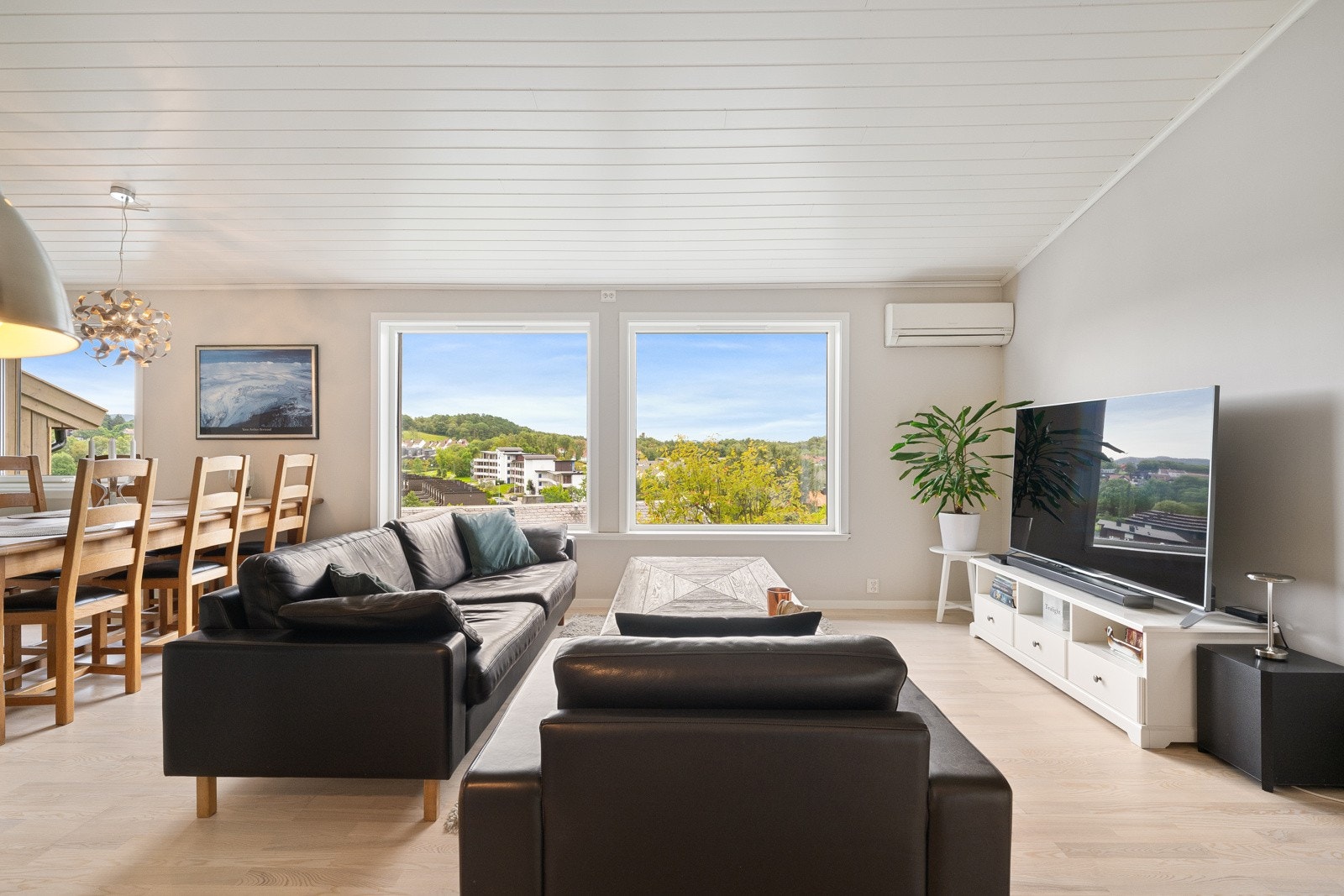 Boligen er omfattende pusset opp i senere år, og fikk blant annet ny kledning og isolasjon i 2024. Galleribilde