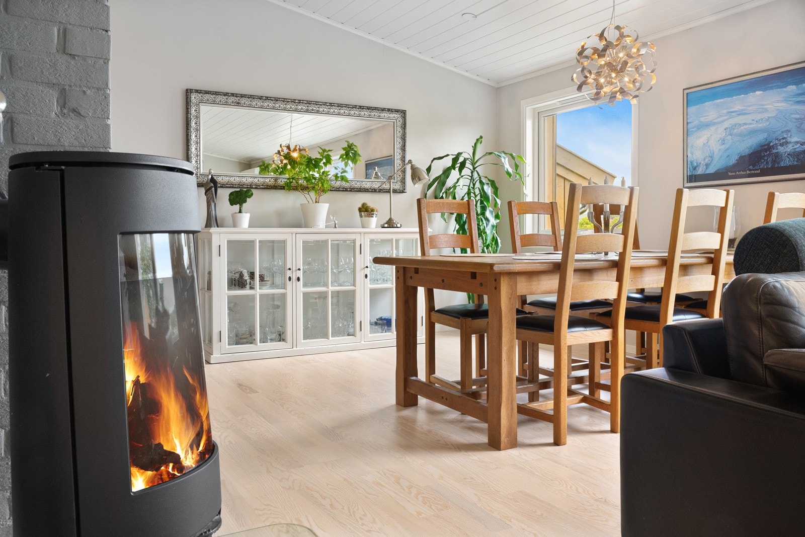 Rommet har en stemningsfull peisovn for ekstra varme og hygge, og det er i tillegg montert varmepumpe av typen luft-til-luft. Galleribilde