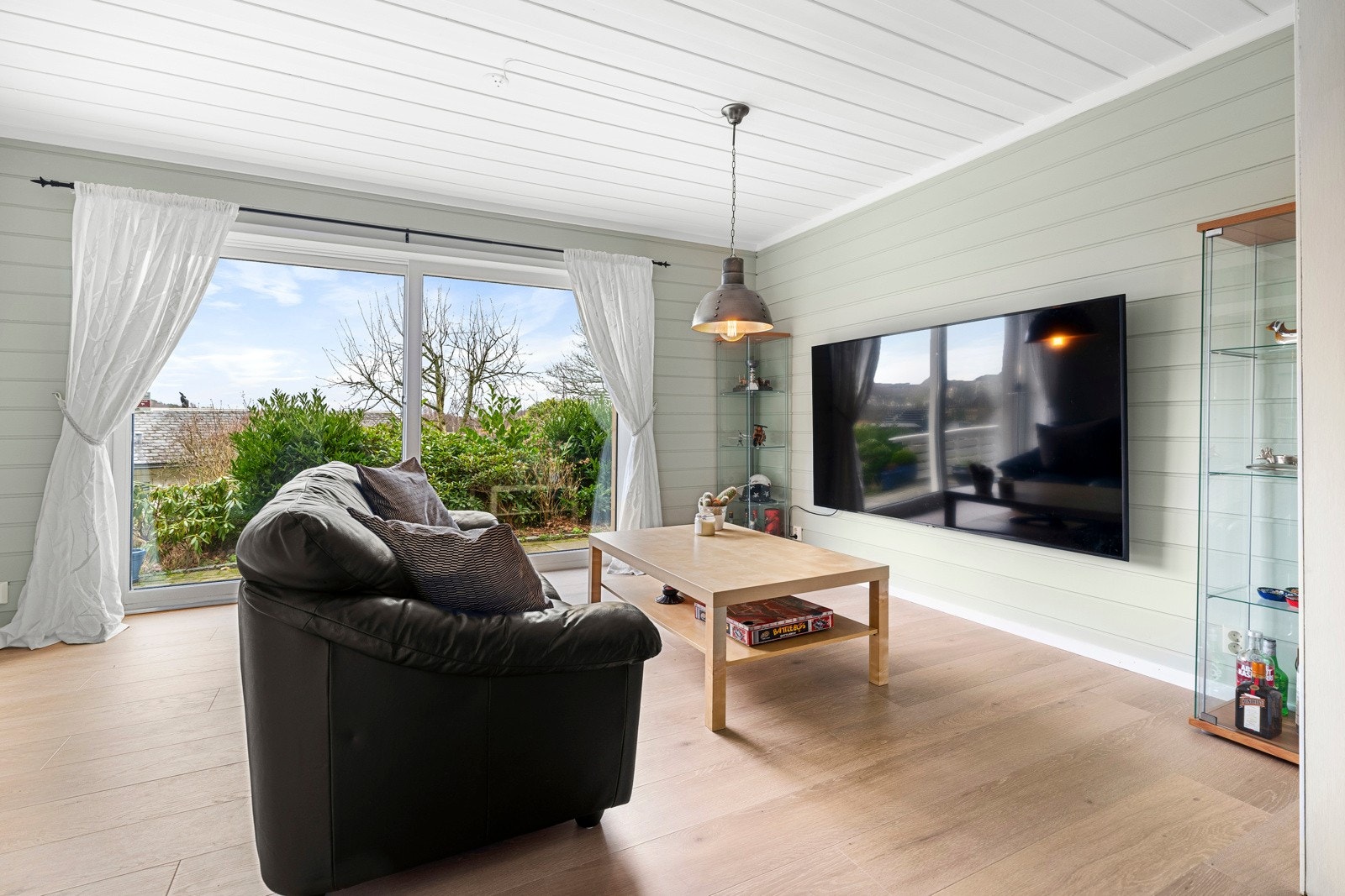 I tillegg har boligen en romslig stue i underetasjen, noe som gir litt ekstra spillerom for familien. Galleribilde